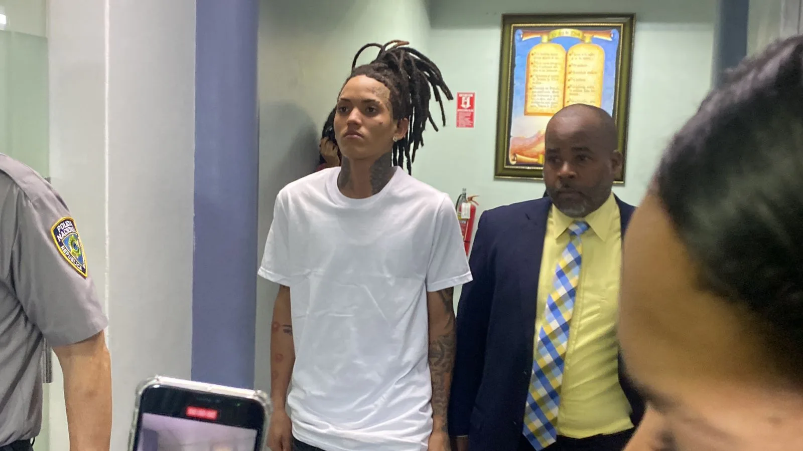 El tribunal, presidido por la magistrada Franchesca Potentini Rosario, validó las pruebas presentadas por el procurador fiscal litigante Alfredo Elías Valenzuela, adscrito a la Fiscalía de Tránsito del Distrito Nacional, y ordenó que el condenado cumpla su pena en el Centro de Corrección y Rehabilitación Najayo Hombres. Además, le impuso una multa equivalente a 50 salarios mínimos del sector público centralizado.