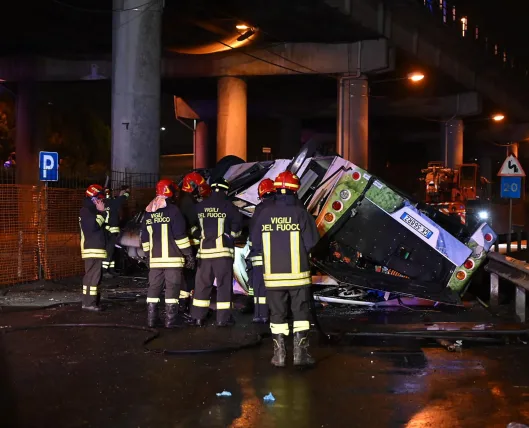 Video- Al menos 21 muertos por accidente de autobús en Italia