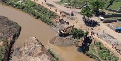 Construcción de canal en rió Masacre