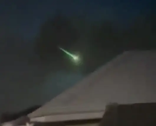 Hombre capta meteorito mientras grababa un incendio forestal