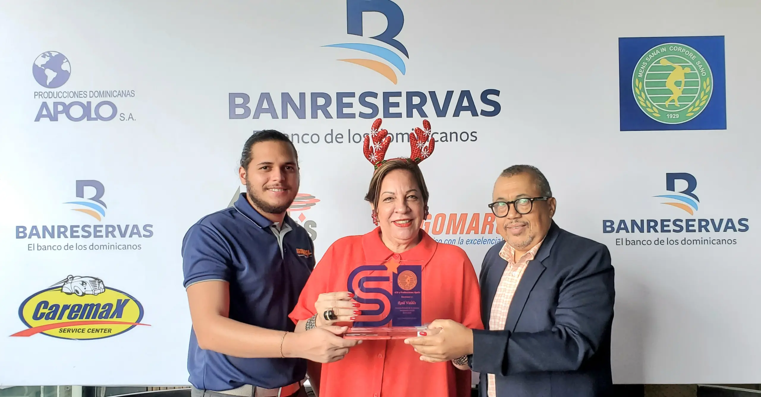 Milagros García con Asociación de Cronistas Deportivos de Santo Domingo ACD Rafael Burgos y Américo Celado