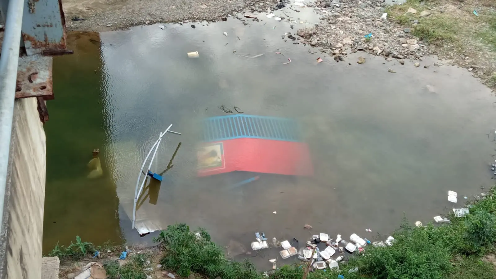 Haitianos derriban puerta fronteriza