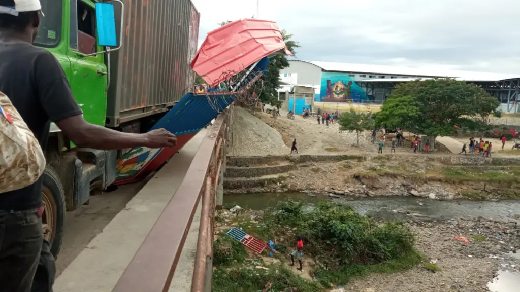 Haitianos derriban puerta fronteriza