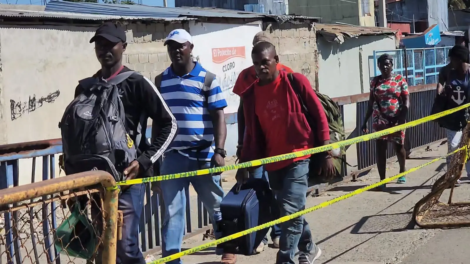 Cientos de haitianos retornan hacia para esperar el nuevo año