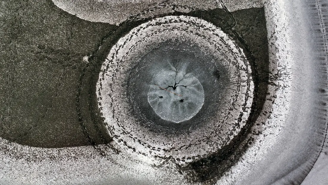 Captan un "agujero negro" en un río congelado en China