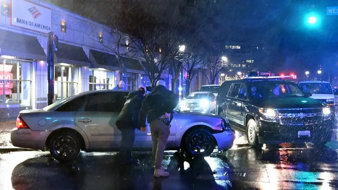 Un auto choca con un vehículo de la caravana de Biden