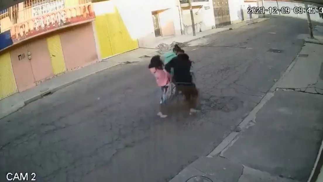 Madre se enfrenta a 'bolsazos' a un ladrón e impide que rapte a su hija