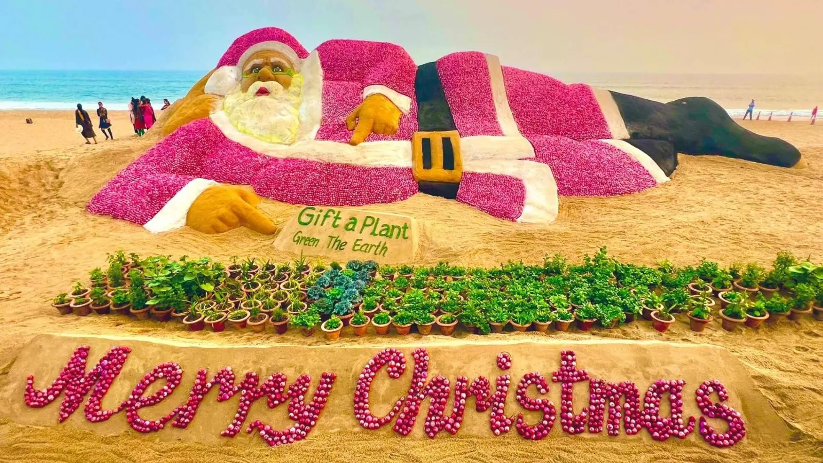 Construyen la escultura de Papá Noel más grande del mundo con cebollas y arena