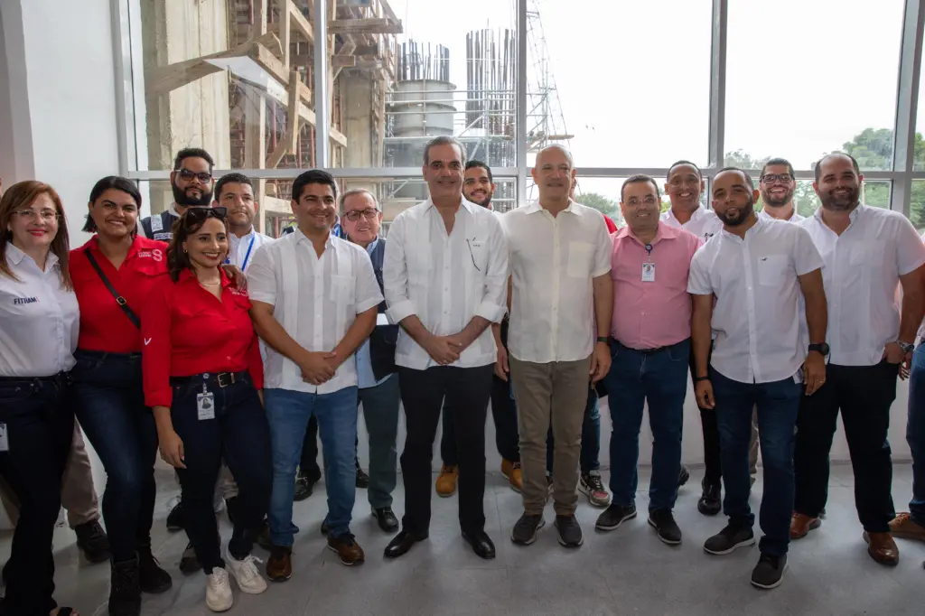 Presidente Abinader encabeza encendido fase previa a período de prueba Teleférico de Santiago. Dice que junto a monoriel será revolución transporte Santiago.