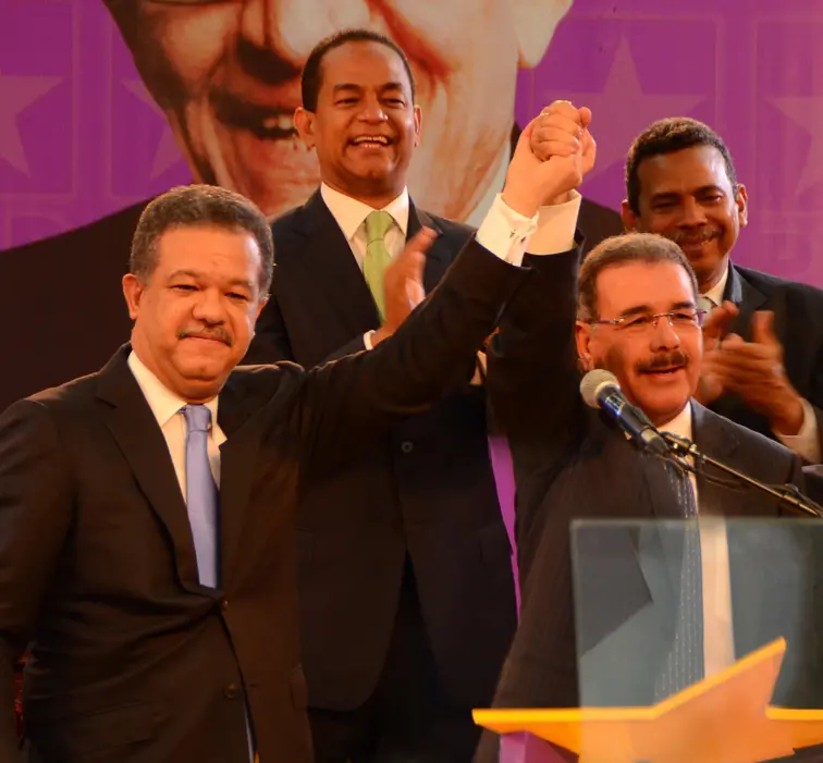 En el #PanoramaPolítico dominicano, militantes y observadores esperan con ansias la reunión entre dos figuras clave, Leonel Fernández, expresidente y líder de la Fuerza del Pueblo (FP), y Danilo Medina, exmandatario y presidente del Partido de la Liberación Dominicana (PLD).