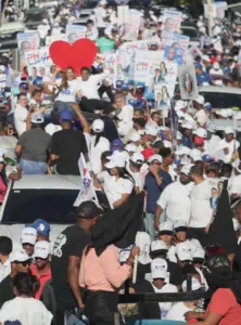 Carolina Mejía acompañada de Yayo, Alberto Atallah y alta dirigencia en Gualey