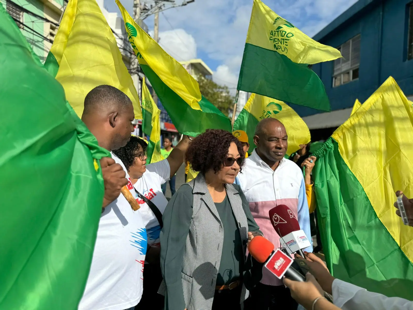 Frente Amplio realiza caminata en apoyo a candidatos a regidores