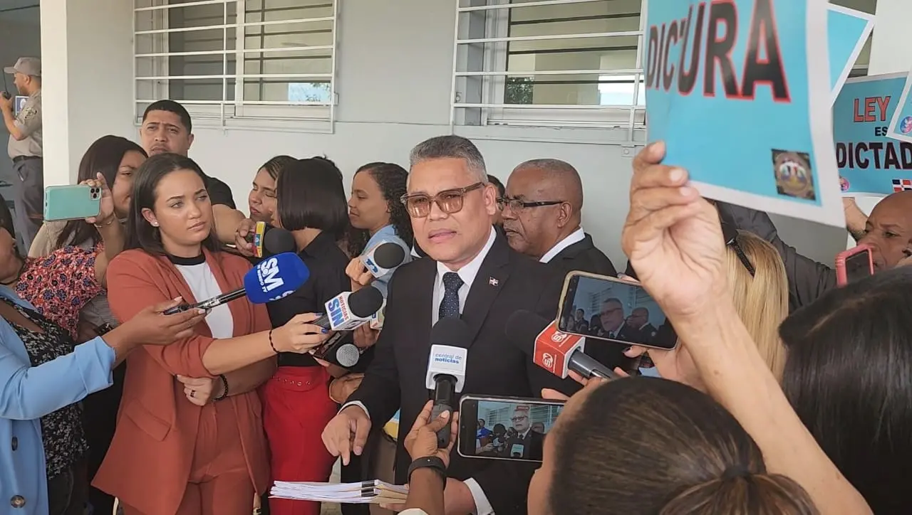 Carlos Peña somete Acción de Inconstitucionalidad contra Ley DNI