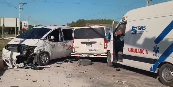 Se registra accidente entre una ambulancia y dos minibuses