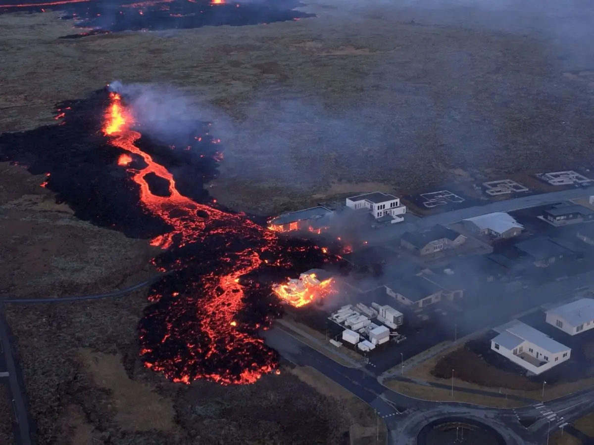 La lava de un volcán alcanza la ciudad de Grindavík, en Islandia