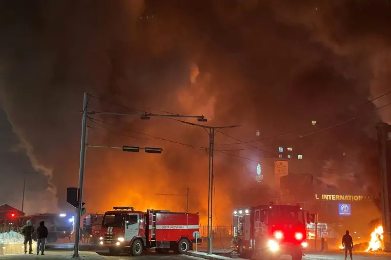 Choque de un camión de gas desata un gran incendio en Mongolia