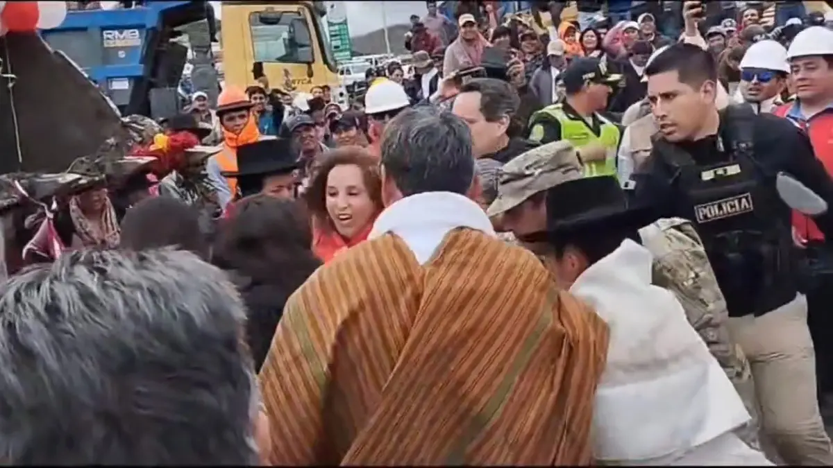 Presidenta de Perú es agredida durante una visita a la región de Ayacucho