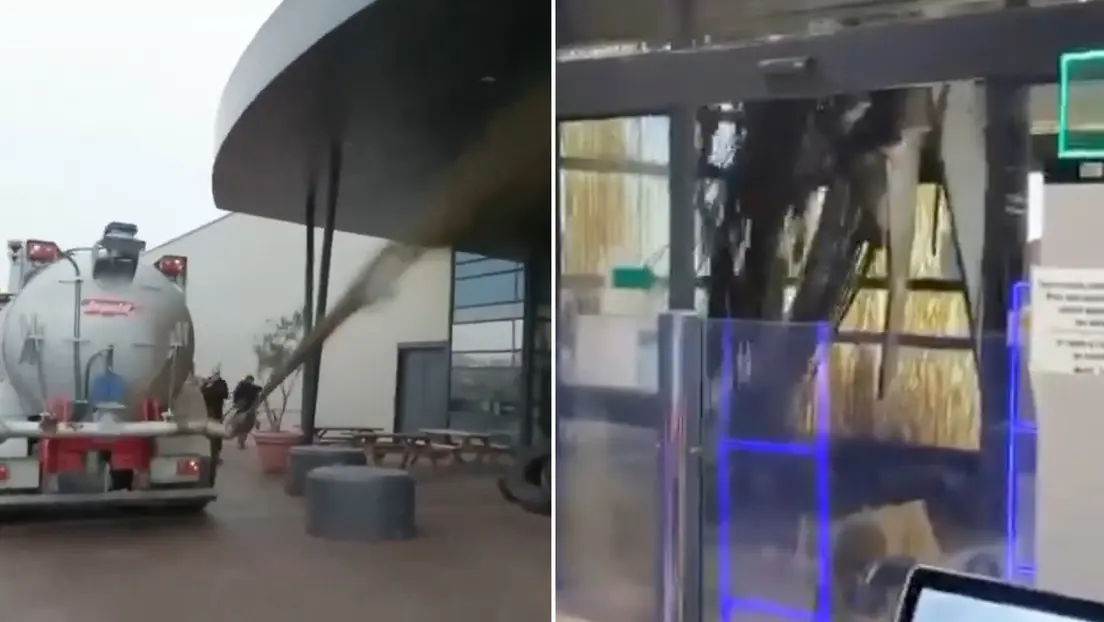 Manifestantes inundan un supermercado con estiércol hasta que se rompe el techo