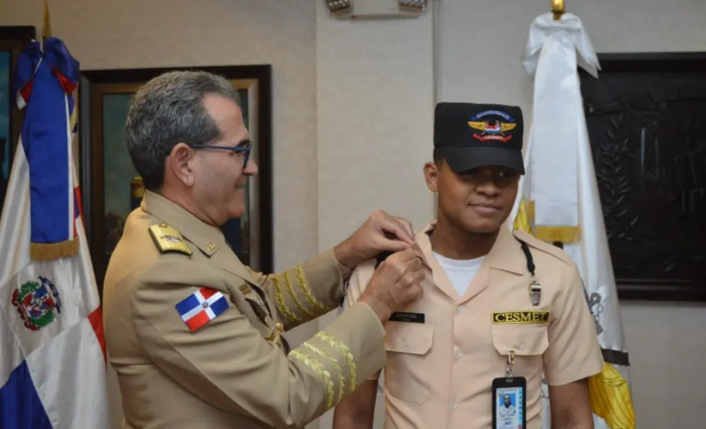 Ascienden a CESMET que devolvió RD$517 mil olvidados en estación del Metro