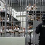 Conoce el modelo de cárcel de Bukele, donde se come con las manos y se duerme sin nada