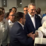 El presidente de la República, Luis Rodolfo Abinader Corona, ejerció este domingo su derecho al voto acompañado de su esposa, la primera dama Raquel Arbaje, y un poderoso equipo político-gubernamental.