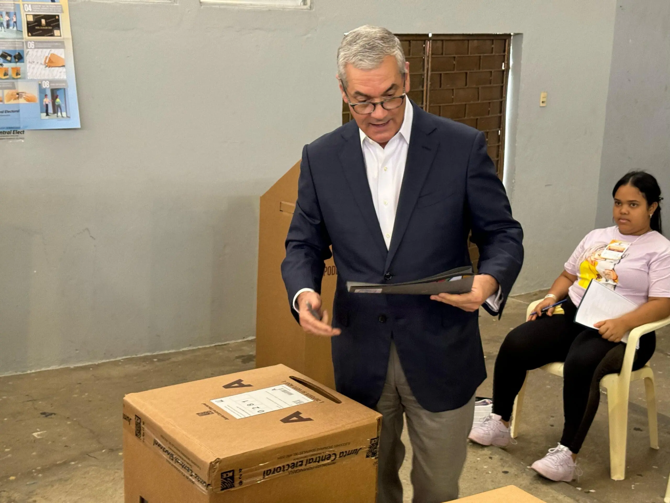 Santo Domingo. – Con un llamado a los dominicanos para que ejerzan el voto y cumplan con la responsabilidad de quienes aman a su país, el miembro del Comité Político del Partido de la Liberación Dominicana (PLD), Gonzalo Castillo, se dirigió este domingo al Colegio Quisqueya, donde ejerció su derecho al voto en las elecciones municipales de este domingo. Castillo consideró que el proceso en estos sufragios ha sido de manera organizada: “El proceso se ve muy organizado, esperamos que este ejercicio del voto todo concluya así”. Por otro lado, comentó que el país tendrá que enfrentar grandes desafíos, retos y amenazas en los años que se aproximan. El excandidato presidencial reiteró su exhortación a la población a acudir a las urnas y participar en lo que denominó "la fiesta de la democracia" para la elección de las autoridades municipales que regirán las diferentes demarcaciones en los próximos cuatro años.