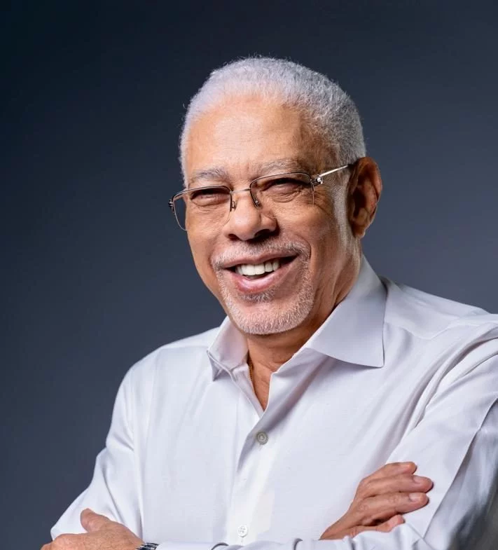 Las cosas que se escuchan, en tono altisonante, con palabras soeces, insultantes, como si la verdad la diera el hablar fuerte y duro, son sencillamente inaceptables. Siento asco, dan ganas de vomitar. Las redes se han convertido en una letrina donde muchos defecan sin importar a quién dañan: personas con hijos, esposos o esposas, padres, hermanos, amigos, relacionados. (Una pocilga inmunda donde ni los cerdos pueden vivir.)