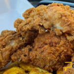El pica pollo no es más que pollo enharinado y frito con sazones y especias del agrado del dominicano.