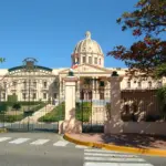 Dos heridos tras hombre impactar con puerta del Palacio Nacional