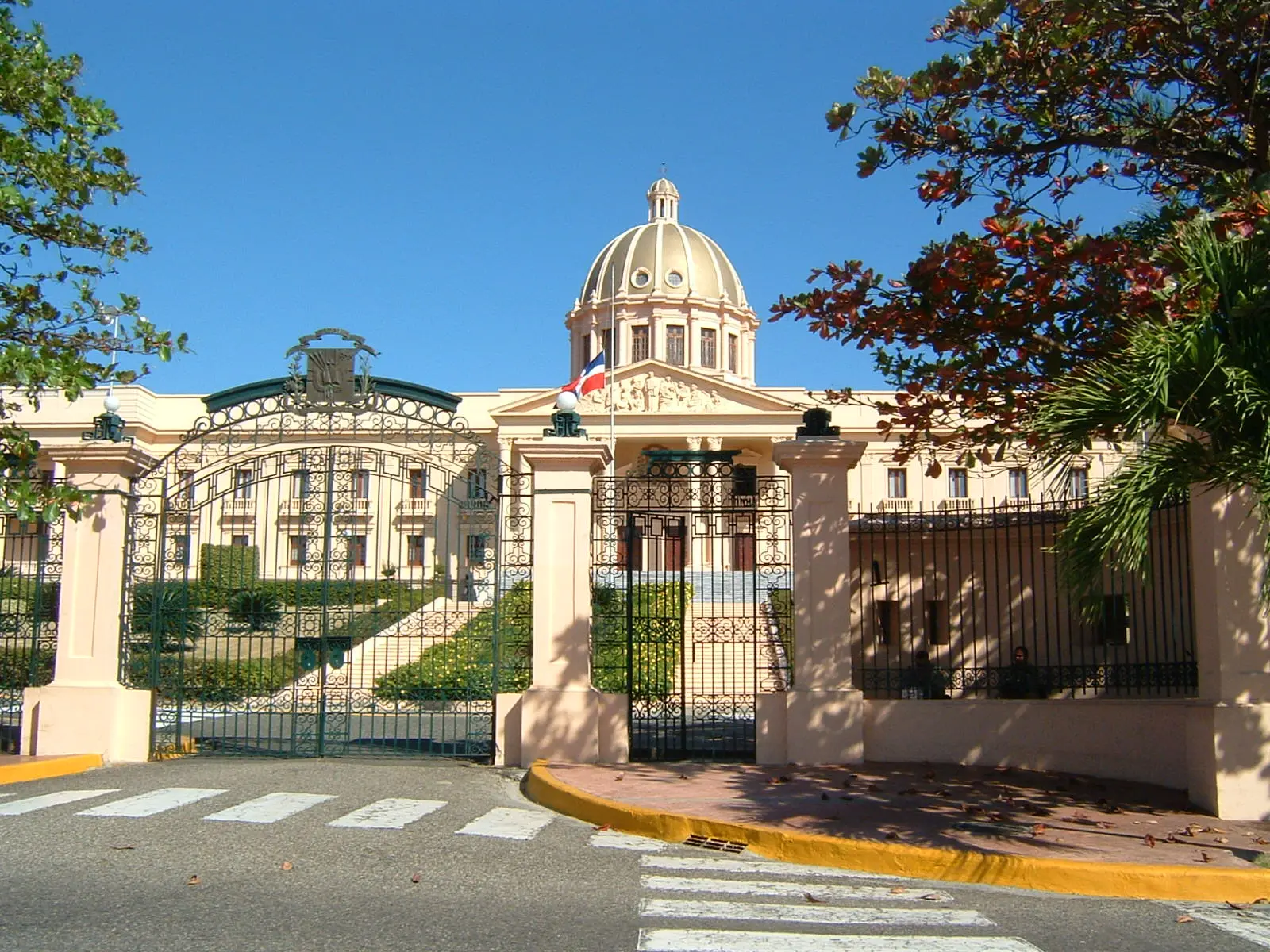 Dos heridos tras hombre impactar con puerta del Palacio Nacional