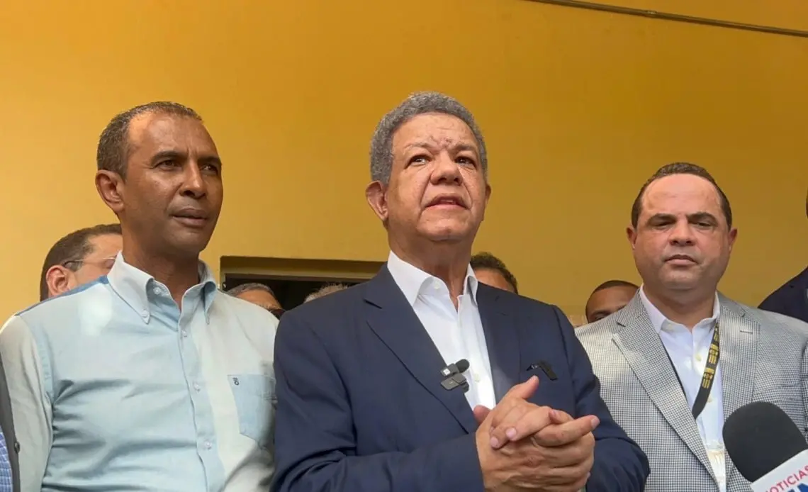 El expresidente de la República, Leonel Fernández, asistió la tarde de este domingo a ejercer su derecho al voto.