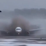 Un avión se desliza después de aterrizar en una pista helada