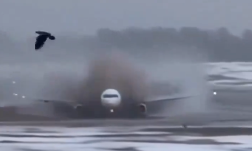 Un avión se desliza después de aterrizar en una pista helada