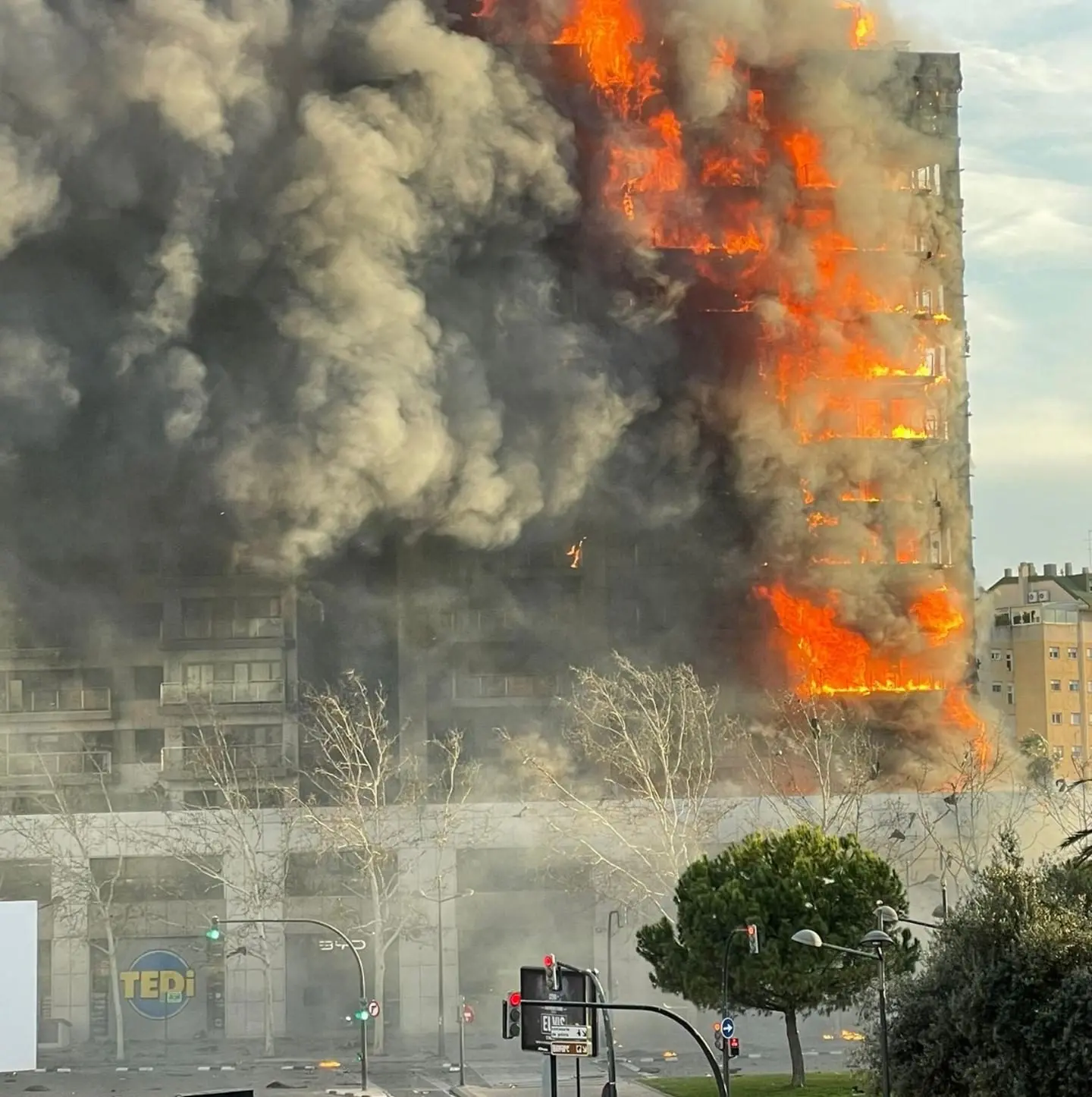 Incendio afecta a un edificio de catorces plantas en Valencia