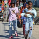 Centenares de desplazados haitianos huyen de la guerra entre bandas