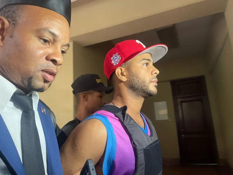 Se entrega joven acusado en la muerte de tío del exdirector de la Policía