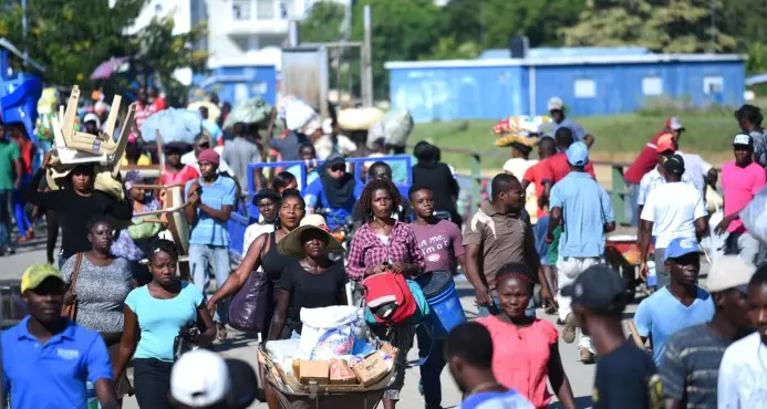 Haitianos acuden masivamente al mercado binacional en Dajabón