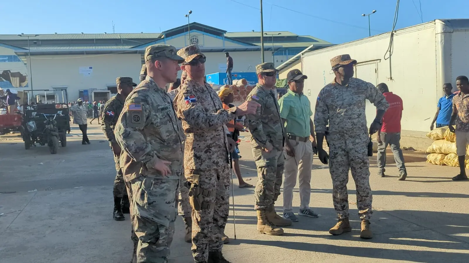 Militares de Estados Unidos visitan mercado binacional de Dajabón