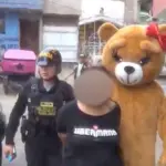 Policía se disfraza de osito para realizar una detención en operativo antidrogas