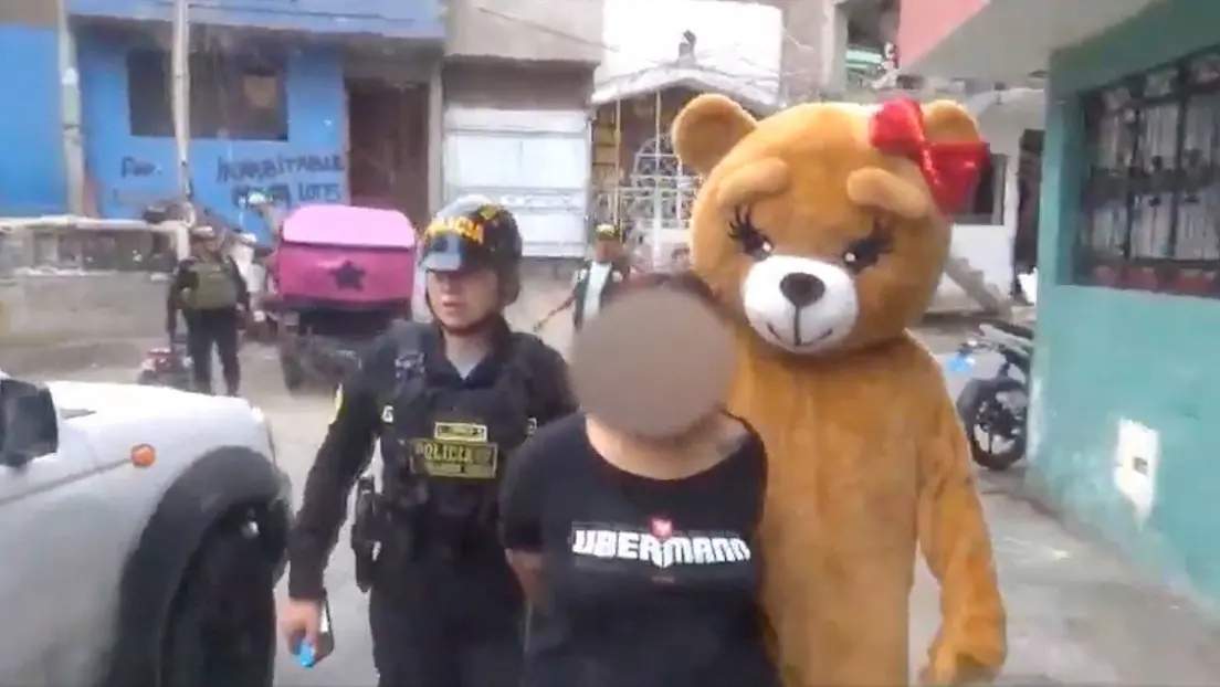 Policía se disfraza de osito para realizar una detención en operativo antidrogas