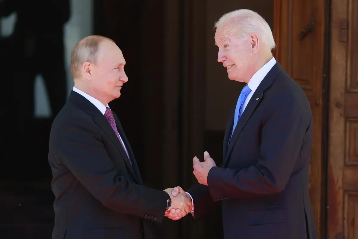 Putin dice que prefiere a Biden como presidente de Estados Unidos