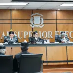El incidente planteado por la JCE consistió en solicitar aplazar la audiencia para que la parte impugnante notificara a los demás partidos involucrados en la resolución impugnada, a los cuales podría impactar la sentencia a ser dictada por la Alta Corte