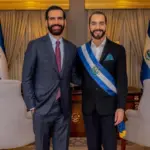 Con más del 85% de los votos, Nayib Bukele (42), el “presidente millennial” de El Salvador, renovó sus credenciales este domingo, para gobernar el país centroamericano durante los próximos cinco años. Popular y polémico, el mandatario no gobernaría solo, sino que contaría con sus hermanos como principales asesores de gobierno. Según indican desde el diario digital salvadoreño El Faro, los mellizos Ibrajim y Yusef Bukele Ortez (30) junto a Karim (37) compondrían el anillo de poder más influyente alrededor del presidente Nayib Bukele. Los cuatro son hijos de Armando Bukele Kattán -muerto en 2015- y Olga Marina Ortez, y aunque los últimos no tengan cargos oficiales, forman un clan familiar que, según distintos expertos, buscaría perpetuarse en el poder. Nayib Bukele, nacido el 24 de julio de 1981, tiene seis hermanos más, cuatro mujeres y dos hombres, que nacieron de otras cinco uniones que, a lo largo de su vida, tuvo Armando Bukele Kattán. Uno de ellos es figura pública: Yamil Alejandro Bukele Pérez es el presidente de la entidad que rige la política deportiva del país, el Instituto Nacional de los Deportes de El Salvador (INDES). Fue asignado para el cargo personalmente por el presidente. Con 46 años de edad, Yamil nació en la isla colombiana de San Andrés. Fuera de los hermanos Bukele Ortez y el presidente del INDES, ningún otro hermano o hermana de Nayib cumple un rol en el gobierno, formal ni informalmente, según explica un familiar cercano al clan Bukele Ortez citado por El Faro. “Los Bukele son una familia oligarca emergente de El Salvador. Pueden compararse con otras familias oligarcas, como los Char de Colombia, los Hariri de Líbano y los Shinawatra de Tailandia”, explicó al diario argentino La Nación el profesor de la Universidad de Baltimore, David C. Lingelbach: “De estas familias mencionadas, los Bukele tienen actualmente los niveles más bajos de riqueza y poder. Cada familia oligarca tiene su propia dinámica, pero los Bukele destacan por la estrecha relación entre los cuatro hermanos que componen gran parte de la segunda generación de oligarcas de esta familia”. Desde que entró a la presidencia en 2019, Nayib Bukele se aseguró de formar un proyecto político con gente leal a él. En la cúpula de poder más cercana al presidente no solo están sus hermanos, sino también primos, amigos de la familia y excompañeros de la Escuela Panamericana, a la que asistió hasta 1999. Óscar Picardo, profesor de lengua y literatura de Bukele en esa institución, aseguró a La Nación: “Para él, la lealtad es un valor fundamental. Ha creado una atmósfera muy fuerte en torno de su imagen. Todos lo nombran cuando arman proyectos u obras. Él es el origen, el principio de donde todo parte y hacia donde todo vuelve. En torno de su figura se creó un fenómeno de culto”. Al centro de todo ese círculo, según dio cuenta una investigación de El Faro, las decisiones más importantes las toman solo los hermanos Bukele Ortez. “E incluso en esa mesa chica hay roles: Karim es el estratega político, Yusef en el gabinete económico e Ibrajim el emisario para negociaciones”, indica el medio, que de paso muestra la conveniencia de que sean ellos tres los aliados más cercanos al presidente. “Ninguno, al no tener un cargo asignado en el gobierno, está en estos momentos sometido a ninguna ley de contraloría dedicada a los funcionarios públicos”, señala. Ruth López, abogada especialista en legislación electoral, aseguró a La Nación: ”Esta intervención es irregular porque son personas sin nombramientos legalmente establecidos, pero que actúan de hecho, sin tener facultades para ello. Esto, en un país con Estado de derecho, sería motivo de investigación de la Fiscalía por la posible comisión de delitos”. De los hermanos Bukele, el más cercano al presidente, y considerado estratega de Nayib, es Karim. En una cadena nacional, el mandatario aseguró: “En este momento siento que necesito toda la ayuda que me pudieran dar, y más de alguien que confío, como mi hermano. Si a alguien no le gusta, pues, que se aguante. En cuatro años pueden votar por otro presidente y se acabó”. Según Lingelbach, Karim “es el estratega y conceptualizador de la adquisición de poder y riqueza por parte de la familia” En tanto, Ibrajim sería el encargado de reclutamiento para el gobierno. Según indicó El Faro, él personalmente llegó a entrevistar a casi 270 potenciales funcionarios, para luego enviar una lista depurada a su hermano Nayib con quién podría servir en cada ministerio. Así, Ibrajim serviría como el filtro político. Por último está Yusef, el “hermano empresario”, centrado en la política económica de la administración Bukele, y considerándose a sí mismo como intermediario entre el sector privado y el Ejecutivo. Luis Cardenal, un empresario dueño de un gran conglomerado familiar salvadoreño, señaló al respecto: “Hemos tenido reuniones con Yusef Bukele, que supuestamente es el encargado de la parte económica y de las relaciones con las gremiales. Él lo que busca es facilitar que los problemas que existen se resuelvan”. Un amigo de la familia resumía así cada función a El Faro: “Se han repartido por áreas: Yusef es el del gabinete económico; Karim, el estratega político, el de los discursos; Ibrajim es emisario para negociaciones o misiones especiales del presidente: por ejemplo, ejecutar proyectos de reactivación económica”. De todos modos, no sería una “división formal de tareas”, “ya que cada uno se mueve a su antojo en toda la estructura del Ejecutivo, pero sí un ordenamiento tácito de los rubros en los que,