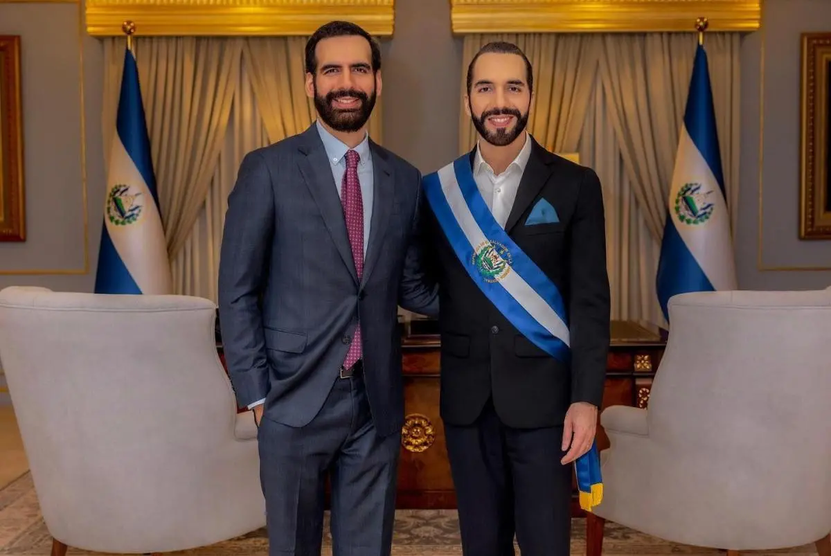 Con más del 85% de los votos, Nayib Bukele (42), el “presidente millennial” de El Salvador, renovó sus credenciales este domingo, para gobernar el país centroamericano durante los próximos cinco años. Popular y polémico, el mandatario no gobernaría solo, sino que contaría con sus hermanos como principales asesores de gobierno. Según indican desde el diario digital salvadoreño El Faro, los mellizos Ibrajim y Yusef Bukele Ortez (30) junto a Karim (37) compondrían el anillo de poder más influyente alrededor del presidente Nayib Bukele. Los cuatro son hijos de Armando Bukele Kattán -muerto en 2015- y Olga Marina Ortez, y aunque los últimos no tengan cargos oficiales, forman un clan familiar que, según distintos expertos, buscaría perpetuarse en el poder. Nayib Bukele, nacido el 24 de julio de 1981, tiene seis hermanos más, cuatro mujeres y dos hombres, que nacieron de otras cinco uniones que, a lo largo de su vida, tuvo Armando Bukele Kattán. Uno de ellos es figura pública: Yamil Alejandro Bukele Pérez es el presidente de la entidad que rige la política deportiva del país, el Instituto Nacional de los Deportes de El Salvador (INDES). Fue asignado para el cargo personalmente por el presidente. Con 46 años de edad, Yamil nació en la isla colombiana de San Andrés. Fuera de los hermanos Bukele Ortez y el presidente del INDES, ningún otro hermano o hermana de Nayib cumple un rol en el gobierno, formal ni informalmente, según explica un familiar cercano al clan Bukele Ortez citado por El Faro. “Los Bukele son una familia oligarca emergente de El Salvador. Pueden compararse con otras familias oligarcas, como los Char de Colombia, los Hariri de Líbano y los Shinawatra de Tailandia”, explicó al diario argentino La Nación el profesor de la Universidad de Baltimore, David C. Lingelbach: “De estas familias mencionadas, los Bukele tienen actualmente los niveles más bajos de riqueza y poder. Cada familia oligarca tiene su propia dinámica, pero los Bukele destacan por la estrecha relación entre los cuatro hermanos que componen gran parte de la segunda generación de oligarcas de esta familia”. Desde que entró a la presidencia en 2019, Nayib Bukele se aseguró de formar un proyecto político con gente leal a él. En la cúpula de poder más cercana al presidente no solo están sus hermanos, sino también primos, amigos de la familia y excompañeros de la Escuela Panamericana, a la que asistió hasta 1999. Óscar Picardo, profesor de lengua y literatura de Bukele en esa institución, aseguró a La Nación: “Para él, la lealtad es un valor fundamental. Ha creado una atmósfera muy fuerte en torno de su imagen. Todos lo nombran cuando arman proyectos u obras. Él es el origen, el principio de donde todo parte y hacia donde todo vuelve. En torno de su figura se creó un fenómeno de culto”. Al centro de todo ese círculo, según dio cuenta una investigación de El Faro, las decisiones más importantes las toman solo los hermanos Bukele Ortez. “E incluso en esa mesa chica hay roles: Karim es el estratega político, Yusef en el gabinete económico e Ibrajim el emisario para negociaciones”, indica el medio, que de paso muestra la conveniencia de que sean ellos tres los aliados más cercanos al presidente. “Ninguno, al no tener un cargo asignado en el gobierno, está en estos momentos sometido a ninguna ley de contraloría dedicada a los funcionarios públicos”, señala. Ruth López, abogada especialista en legislación electoral, aseguró a La Nación: ”Esta intervención es irregular porque son personas sin nombramientos legalmente establecidos, pero que actúan de hecho, sin tener facultades para ello. Esto, en un país con Estado de derecho, sería motivo de investigación de la Fiscalía por la posible comisión de delitos”. De los hermanos Bukele, el más cercano al presidente, y considerado estratega de Nayib, es Karim. En una cadena nacional, el mandatario aseguró: “En este momento siento que necesito toda la ayuda que me pudieran dar, y más de alguien que confío, como mi hermano. Si a alguien no le gusta, pues, que se aguante. En cuatro años pueden votar por otro presidente y se acabó”. Según Lingelbach, Karim “es el estratega y conceptualizador de la adquisición de poder y riqueza por parte de la familia” En tanto, Ibrajim sería el encargado de reclutamiento para el gobierno. Según indicó El Faro, él personalmente llegó a entrevistar a casi 270 potenciales funcionarios, para luego enviar una lista depurada a su hermano Nayib con quién podría servir en cada ministerio. Así, Ibrajim serviría como el filtro político. Por último está Yusef, el “hermano empresario”, centrado en la política económica de la administración Bukele, y considerándose a sí mismo como intermediario entre el sector privado y el Ejecutivo. Luis Cardenal, un empresario dueño de un gran conglomerado familiar salvadoreño, señaló al respecto: “Hemos tenido reuniones con Yusef Bukele, que supuestamente es el encargado de la parte económica y de las relaciones con las gremiales. Él lo que busca es facilitar que los problemas que existen se resuelvan”. Un amigo de la familia resumía así cada función a El Faro: “Se han repartido por áreas: Yusef es el del gabinete económico; Karim, el estratega político, el de los discursos; Ibrajim es emisario para negociaciones o misiones especiales del presidente: por ejemplo, ejecutar proyectos de reactivación económica”. De todos modos, no sería una “división formal de tareas”, “ya que cada uno se mueve a su antojo en toda la estructura del Ejecutivo, pero sí un ordenamiento tácito de los rubros en los que,