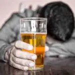 El Centro de Operaciones de Emergencias (COE) informó que un total de 49 personas resultaron intoxicadas por alcohol, de los cuales tres son menores de edades comprendidas entre 15 a 17 años.