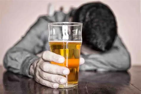 El Centro de Operaciones de Emergencias (COE) informó que un total de 49 personas resultaron intoxicadas por alcohol, de los cuales tres son menores de edades comprendidas entre 15 a 17 años.