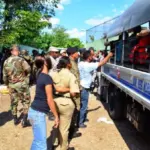 El presidente informó que, debido al incendio provocado por un cortocircuito en la cárcel de La Victoria, que resultó en la muerte de al menos tres personas y dejó a más de una docena hospitalizadas, se trasladarán a otras cárceles del país alrededor de 1100 reclusos. Sin embargo, no especificó qué recintos recibirán a estos presos. En otro orden, el presidente Luis Abinader informó que el centro penitenciario Las Parras, destinado a trasladar a presos de La Victoria, está lejos de completarse y requeriría aproximadamente un año más de construcción. Explicó que el presupuesto para terminarlo es de alrededor de 1,600 millones debido a diversas razones, incluyendo problemas de drenaje en el área pantanosa donde se construye. La construcción fue iniciada por Jean Alain Rodríguez en 2020, pero su habilitación fue detenida durante la gestión de la procuradora Miriam Germán por presuntas irregularidades. Abinader desconocía que Las Parras se había inaugurado y destacó que el gobierno está interesado en completarla, especialmente tras el reciente incendio en La Victoria.