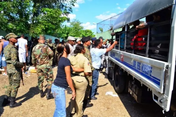 El presidente informó que, debido al incendio provocado por un cortocircuito en la cárcel de La Victoria, que resultó en la muerte de al menos tres personas y dejó a más de una docena hospitalizadas, se trasladarán a otras cárceles del país alrededor de 1100 reclusos. Sin embargo, no especificó qué recintos recibirán a estos presos. En otro orden, el presidente Luis Abinader informó que el centro penitenciario Las Parras, destinado a trasladar a presos de La Victoria, está lejos de completarse y requeriría aproximadamente un año más de construcción. Explicó que el presupuesto para terminarlo es de alrededor de 1,600 millones debido a diversas razones, incluyendo problemas de drenaje en el área pantanosa donde se construye. La construcción fue iniciada por Jean Alain Rodríguez en 2020, pero su habilitación fue detenida durante la gestión de la procuradora Miriam Germán por presuntas irregularidades. Abinader desconocía que Las Parras se había inaugurado y destacó que el gobierno está interesado en completarla, especialmente tras el reciente incendio en La Victoria.