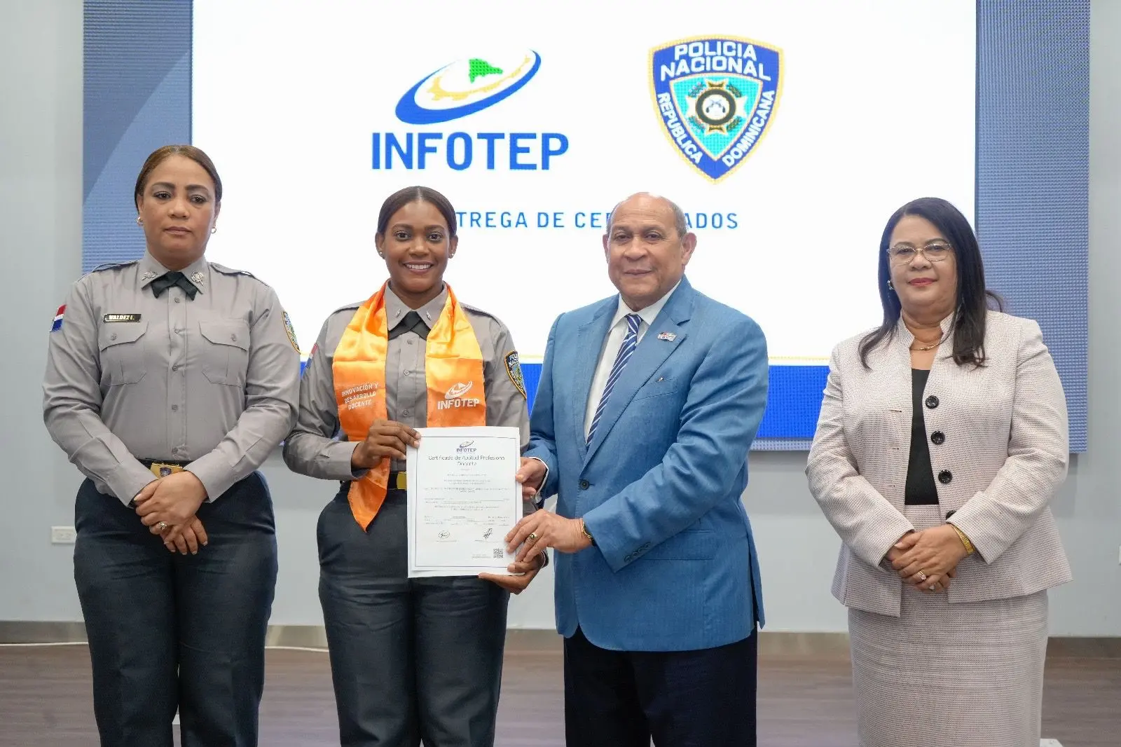 INFOTEP e IPES certifican oficiales PN en lenguaje de señas y Facilitador de Procesos de Enseñanza