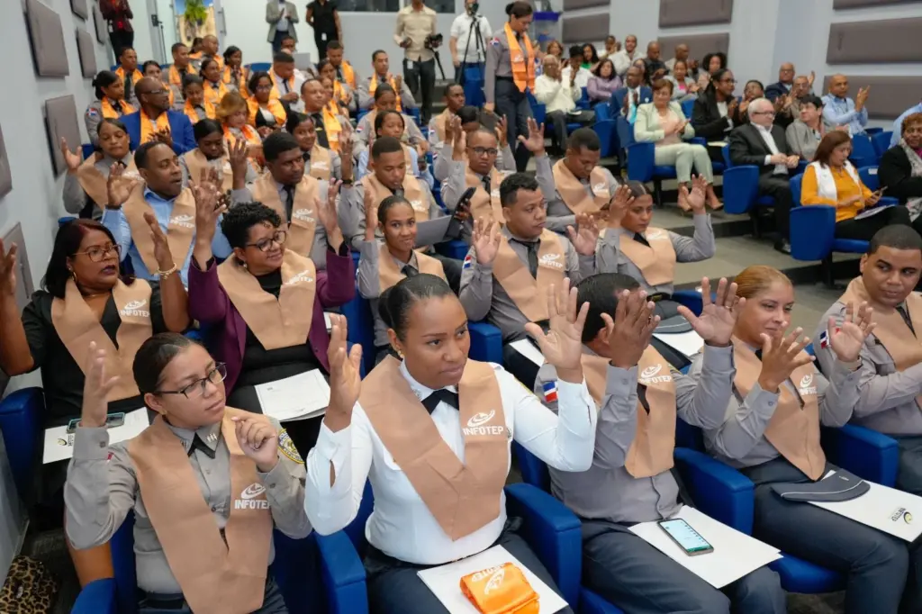 INFOTEP e IPES certifican oficiales PN en lenguaje de señas y Facilitador de Procesos de Enseñanza